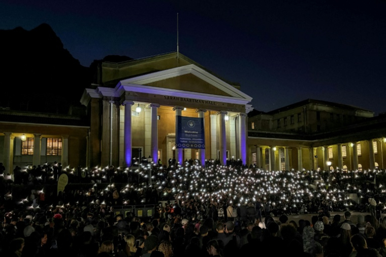 Des étudiants participent à une veillée sur le campus de l'université du Cap, en Afrique du Sud, le 18 septembre 2026, pour dénoncer la récente série de meurtres de femmes dans le pays ( AFP / Saawmiet MOOS )
