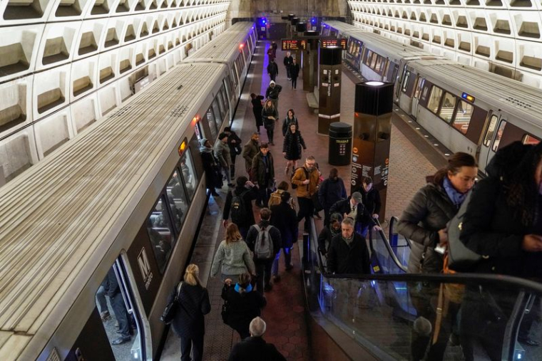 Des passagers sortant du métro de Washington, aux Etats-Unis