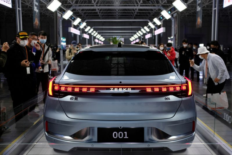 Des visiteurs examinent le Zeekr 001, un modèle de la nouvelle marque Zeekr de Geely, dans l'usine de Ningbo