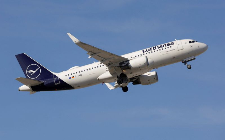 Un Airbus A320-214 de la compagnie aérienne Lufthansa décolle de l'aéroport de Malaga-Costa del Sol, à Malaga