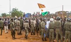 Une manifestation pro-junte devant une base de l'armée française à Niamey, au Niger