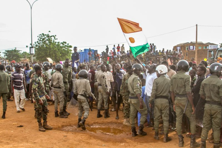 Une manifestation pro-junte devant une base de l'armée française à Niamey, au Niger