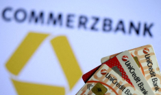 Des cartes de crédit d'Unicredit placées devant le logo de la Commerzbank
