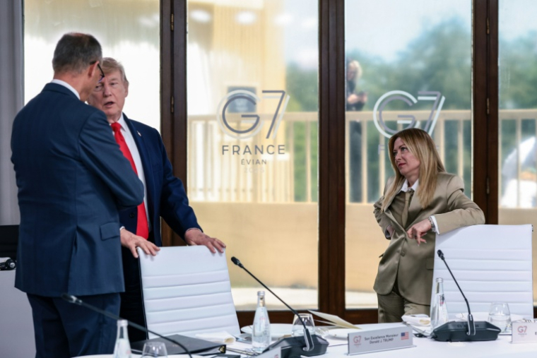 Le président américain Donald Trump parle avec le chancelier allemand Friedrich Merz en présence de la Première ministre italienne Giorgia Meloni lors du sommet du G7 à Evian, le 16 juin 2026 en France ( POOL / Evelyn Hockstein )