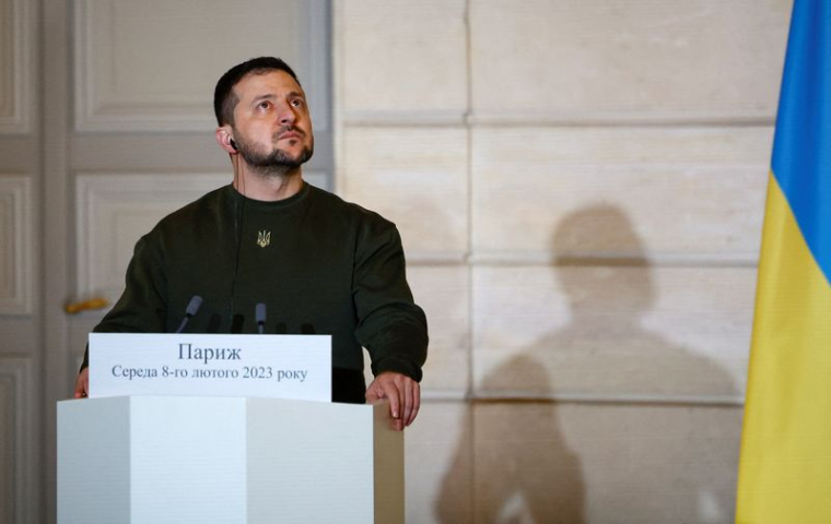 Volodimir Zelensky lors d'une réunion avec le président français Emmanuel Macron et le chancelier allemand Scholz à l'Elysée à Paris