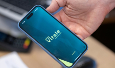 La carte Vitale sur smartphone, progressivement testée et déployée depuis 2023, est désormais accessible à tous les assurés sociaux en métropole et en outre-mer ( AFP / Fred TANNEAU )