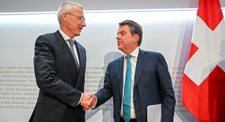 Le président de Crédit Suisse Axel Lehmann (à gauche) et celui d'UBS, Colm Kelleher, ont annoncé le 19 mars à Berne le rachat de Credit Suisse par son principal concurrent UBS pour 3 milliards de francs suisses. (© AFP)