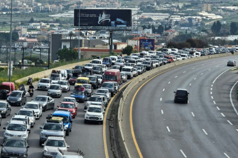 Embouteillage sur une autoroute à l'entrée de la ville de Saïda, dans le sud d Liban, le 17 avril 2026, alors que des déplacés rentrent chez eux ( AFP / - )