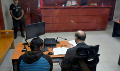 Le principal suspect (assis à gauche) des incendies meurtriers dans le sud du Chili, lors d'une audience publique à Concepción, capitale régionale du Biobio, le 23 janvier 2026 ( AFP / GUILLERMO SALGADO )