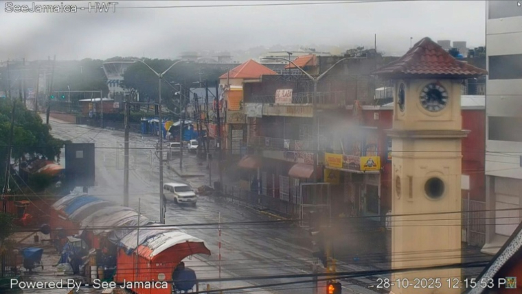 Image d'une caméra de vidéosurveillance SeeJamaica montrant le centre-ville de Kingston, alors que l'ouragan Melissa touche terre en Jamaïque, le 28 octobre 2025 ( SEE JAMAICA / HANDOUT )
