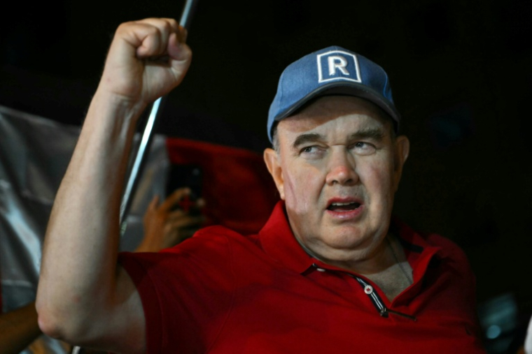 Le candidat du parti Renovación Popular à la présidentielle, Rafael Lopez Aliaga, lors d’une manifestation dénonçant une fraude présumée après les résultats de l’élection, le 14 avril 2026 à Lima, au Pérou ( AFP / ERNESTO BENAVIDES )