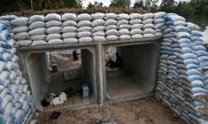 Des civils évacués s'abritent dans un bunker dans la province de Surin en Thaïlande le 11 décembre 2025 ( AFP / Lillian SUWANRUMPHA )