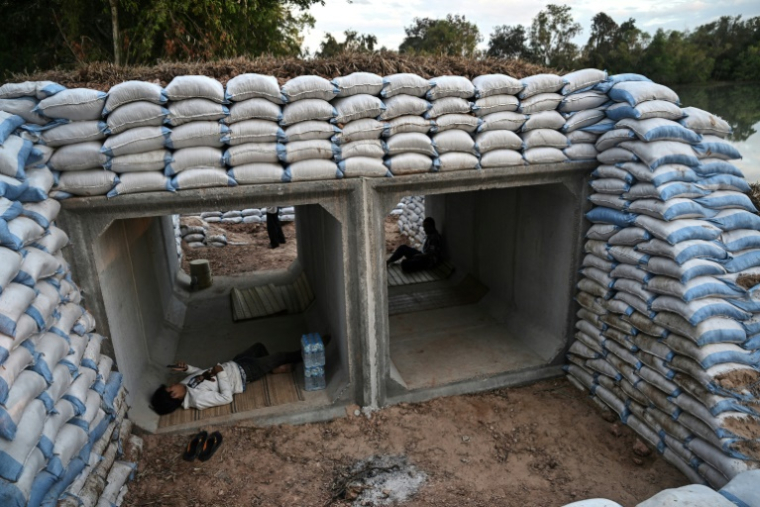 Des civils évacués s'abritent dans un bunker dans la province de Surin en Thaïlande le 11 décembre 2025 ( AFP / Lillian SUWANRUMPHA )