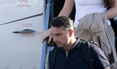 Flavio Bolsonaro sort de son avion à l'aéroport d'Opa Locka près de Miami, en Floride, le 28 octobre 2026, aux États-Unis ( AFP / Ricardo ARDUENGO )