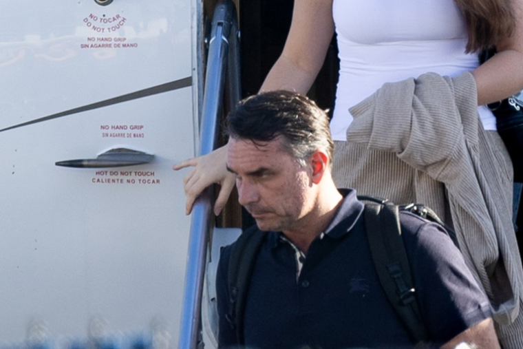 Flavio Bolsonaro sort de son avion à l'aéroport d'Opa Locka près de Miami, en Floride, le 28 octobre 2026, aux États-Unis ( AFP / Ricardo ARDUENGO )