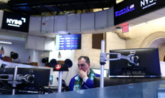 Un trader à la Bourse de New York (NYSE), le 2 mars 2026 ( AFP / CHARLY TRIBALLEAU )