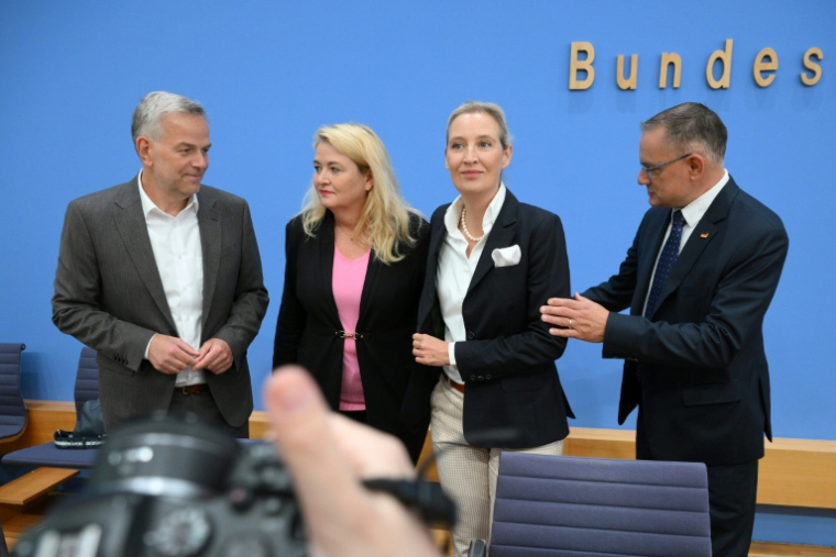 Les coprésidents du parti d'extrême droite Alternative pour l'Allemagne (AfD), Alice Weidel (d) et Tino Chrupalla (2e d), la tête de liste de l'AfD pour les élections régionales de Berlin, Kristin Brinker (2e g), et le candidat de l'AfD au poste de ministre-président du Mecklembourg-Poméranie-Occidentale, Leif-Erik Holm (g), arrivent pour une conférence de presse à Berlin, le 21 septembre 2026 ( AFP / RALF HIRSCHBERGER )