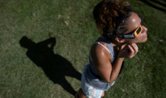 A quelques semaines de l'éclipse solaire du 12 août, la Société astronomique de France (SAF) appelle mardi à la "vigilance" lors de l'achat de lunettes de protection, un équipement indispensable pour observer le phénomène en toute sécurité ( AFP / Ricardo ARDUENGO )