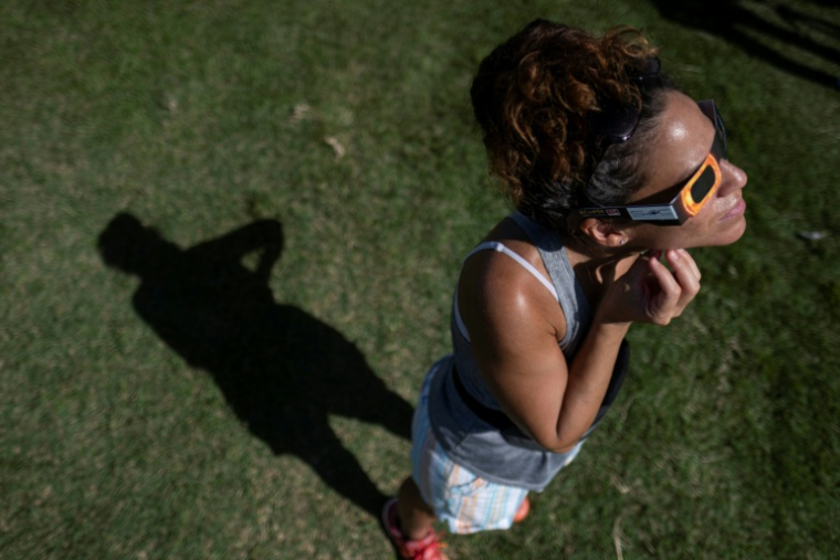 A quelques semaines de l'éclipse solaire du 12 août, la Société astronomique de France (SAF) appelle mardi à la "vigilance" lors de l'achat de lunettes de protection, un équipement indispensable pour observer le phénomène en toute sécurité ( AFP / Ricardo ARDUENGO )