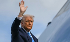 Le président américain Donald Trump embarque à bord d'Air Force One, le 29 octobre 2025 à l'aéroport de Tokyo Haneda ( AFP / ANDREW CABALLERO-REYNOLDS )