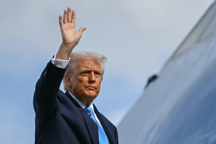 Le président américain Donald Trump embarque à bord d'Air Force One, le 29 octobre 2025 à l'aéroport de Tokyo Haneda ( AFP / ANDREW CABALLERO-REYNOLDS )