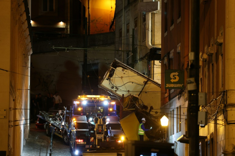 Des ouvriers retirent les débris d'un funiculaire sur le lieu de l'accident à Lisbonne, le 4 septembre 2025 au Portugal ( AFP / PATRICIA DE MELO MOREIRA )