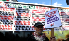 Un militant brandit une pancarte du parti de gauche radicale Die Linke avec l’inscription « De Berlin à Gaza – Yallah Intifada » lors d’une manifestation pro-palestinienne intitulée « United4Palestine » à Berlin, le 10 octobre 2026 ( AFP / Adam BERRY )
