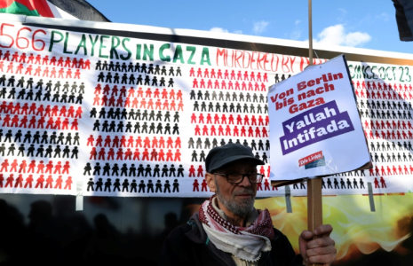 Un militant brandit une pancarte du parti de gauche radicale Die Linke avec l’inscription « De Berlin à Gaza – Yallah Intifada » lors d’une manifestation pro-palestinienne intitulée « United4Palestine » à Berlin, le 10 octobre 2026 ( AFP / Adam BERRY )