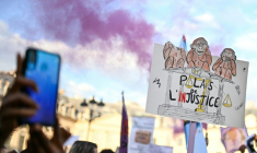 Manifestation devant le ministère de la Justice, place Vendôme à Paris, pour réclamer une loi contre les violences faites aux mineurs après le décès de la collégienne Lyhanna, le 29 juin 2026 ( AFP / Julie SEBADELHA )