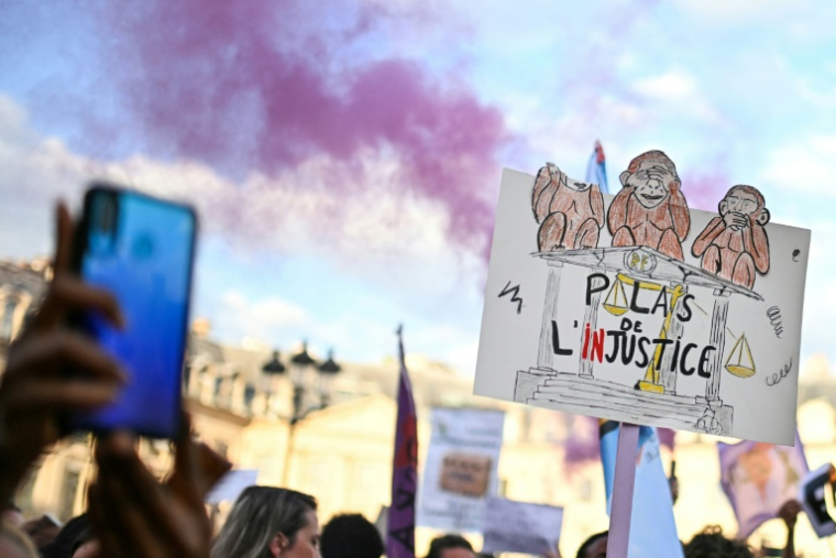 Manifestation devant le ministère de la Justice, place Vendôme à Paris, pour réclamer une loi contre les violences faites aux mineurs après le décès de la collégienne Lyhanna, le 29 juin 2026 ( AFP / Julie SEBADELHA )