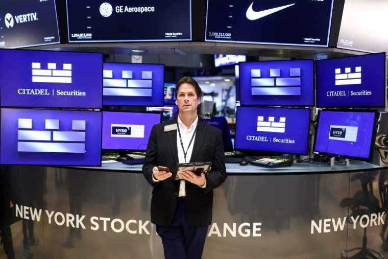 Un trader à la Bourse de New York, le 1er novembre 2025 ( AFP / CHARLY TRIBALLEAU )