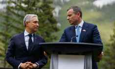 Le ministre canadien des Finances François-Philippe Champagne (G) et le ministre ukrainien des Finances Sergii Marchenko (D) lors d'une conférence de presse à l'occasion de la réunion du G7 Finances à Banff (Alberta), au Canada, le 20 mai 2025 ( AFP / Cole Burston/ )
