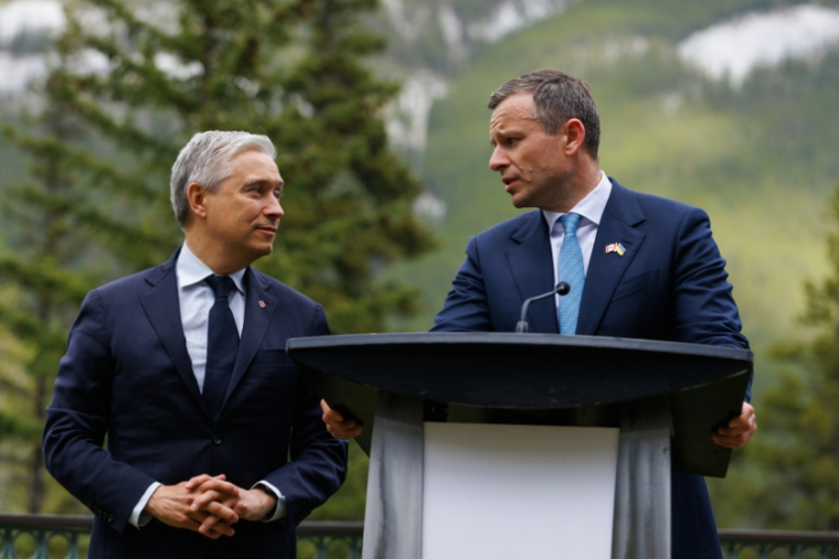 Le ministre canadien des Finances François-Philippe Champagne (G) et le ministre ukrainien des Finances Sergii Marchenko (D) lors d'une conférence de presse à l'occasion de la réunion du G7 Finances à Banff (Alberta), au Canada, le 20 mai 2025 ( AFP / Cole Burston/ )