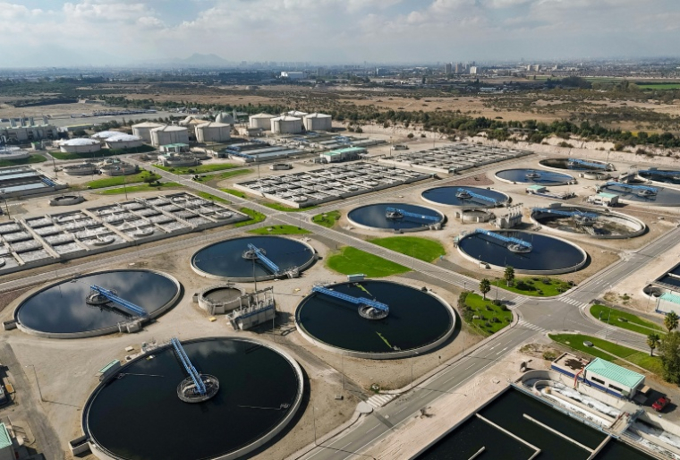 Vue aérienne d'une station d'épuration des eaux usées, appelée "biofactory", où les eaux du fleuve Mapocho sont traitées, à Santiago, le 7 mai 2026 au Chili ( AFP / Franco FAFASULI )