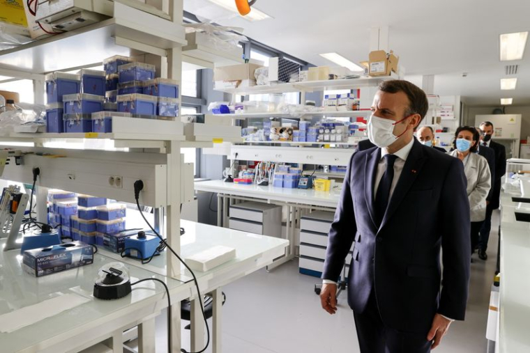 CORONAVIRUS: MACRON "TRÈS PRUDENT" SUR LE VACCIN PFIZER-BIONTECH