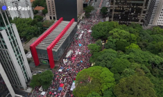 Brésil: des dizaines de milliers de manifestants contre la réduction de peine de Bolsonaro