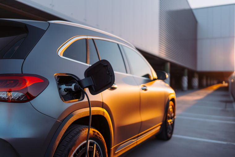 Combien coûte l'assurance d'une voiture électrique ? ( Crédits photo: © Halfpoint - stock.adobe.com)