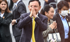 L'ancien Premier ministre thaïlandais Thaksin Shinawatra et sa fille Paetongtarn Shinawatra arrivent à la Cour suprême à Bangkok, le 9 septembre 2025 ( AFP / Manan VATSYAYANA )