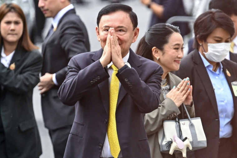 L'ancien Premier ministre thaïlandais Thaksin Shinawatra et sa fille Paetongtarn Shinawatra arrivent à la Cour suprême à Bangkok, le 9 septembre 2025 ( AFP / Manan VATSYAYANA )