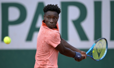 Le Français Moïse Kouame renvoie un revers au Polonais Tomasz Berkieta lors de leur quart de finale du simple junior masculin de Roland-Garros, le 6 juin 2024à Paris ( AFP / Bertrand GUAY )
