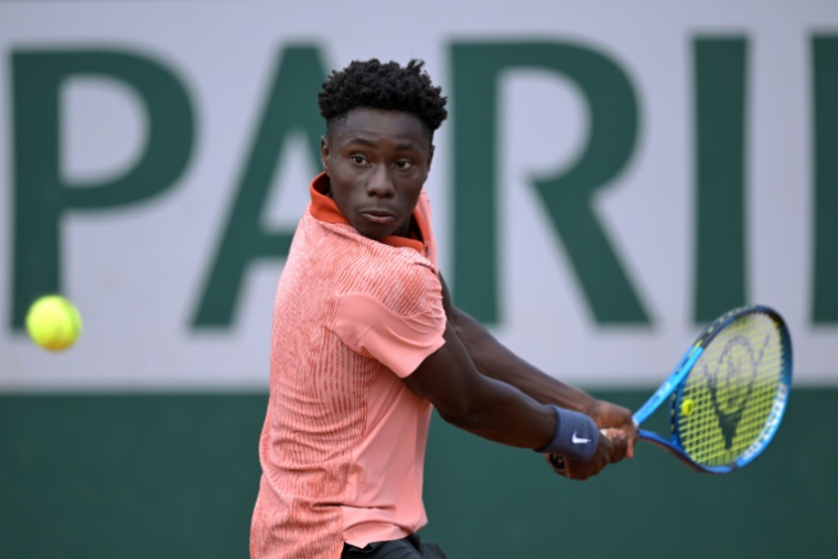 Le Français Moïse Kouame renvoie un revers au Polonais Tomasz Berkieta lors de leur quart de finale du simple junior masculin de Roland-Garros, le 6 juin 2024à Paris ( AFP / Bertrand GUAY )