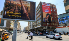 Un panneau affiche le slogan "Reprendre le contrôle et reconstruire notre pays", en référence au retrait des forces de la coalition, à Baghdad, Irak, le 22 septembre 2026 ( AFP / AHMAD AL-RUBAYE )