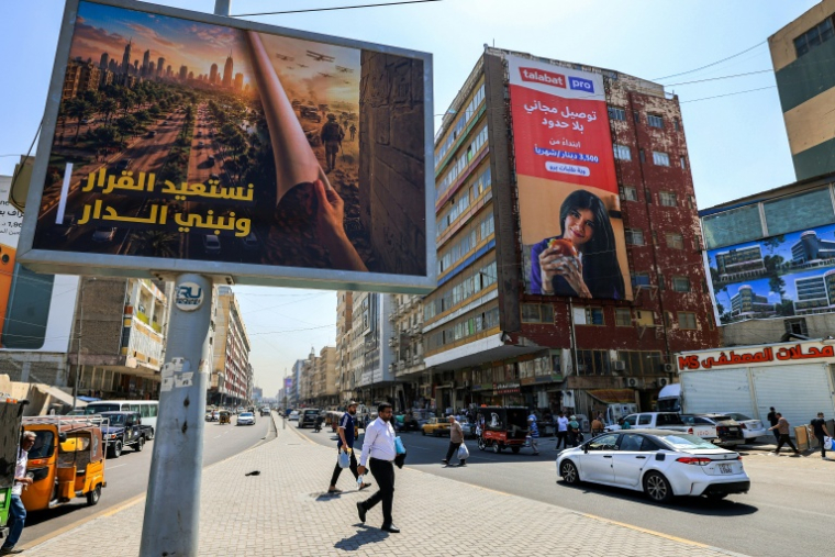 Un panneau affiche le slogan "Reprendre le contrôle et reconstruire notre pays", en référence au retrait des forces de la coalition, à Baghdad, Irak, le 22 septembre 2026 ( AFP / AHMAD AL-RUBAYE )