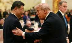 Le président chinois Xi Jinping (g) et le président américain Donald Trump lors d'un banquet d'État au Palais de l'Assemblée du Peuple à Pékin, le 14 mai 2026 ( AFP / Brendan SMIALOWSKI )