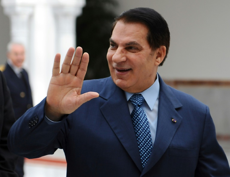 Photo prise le 22 décembre  2010 à l'aéroport de Tunis montrant Zine El Abidine Ben Ali, alors président de la Tunisie  ( AFP / FETHI BELAID )