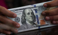 Billets de banque en dollars américains dans un bureau de change à Jakarta