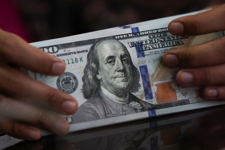 Billets de banque en dollars américains dans un bureau de change à Jakarta