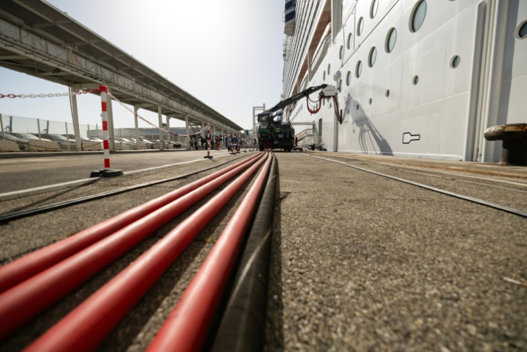 Le navire de croisière MSC World Europa connecté au réseau électrique dans le port de Marseille, le 11 avril 2026   ( AFP / CLEMENT MAHOUDEAU )