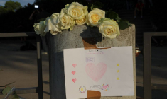 Des fleurs et un message déposés au parc du Paquier, près du lac d'Annecy, dans les Alpes françaises, en France