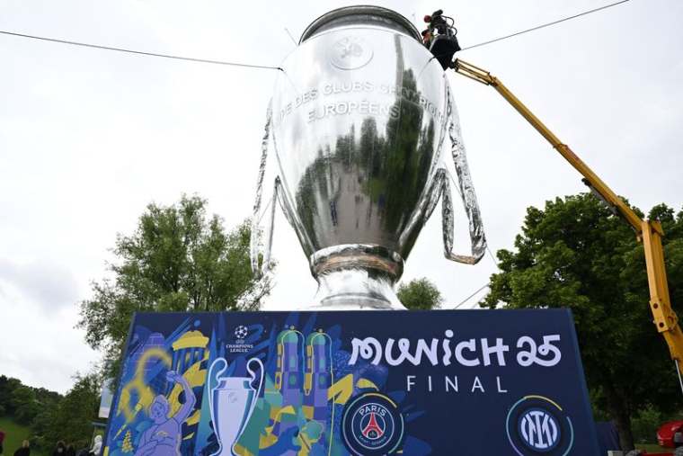 Une réplique géante du trophée de la Ligue des Champions avant la finale